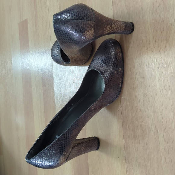 Stuart Weitzman metallic snake print pumps - Picture 2 of 3